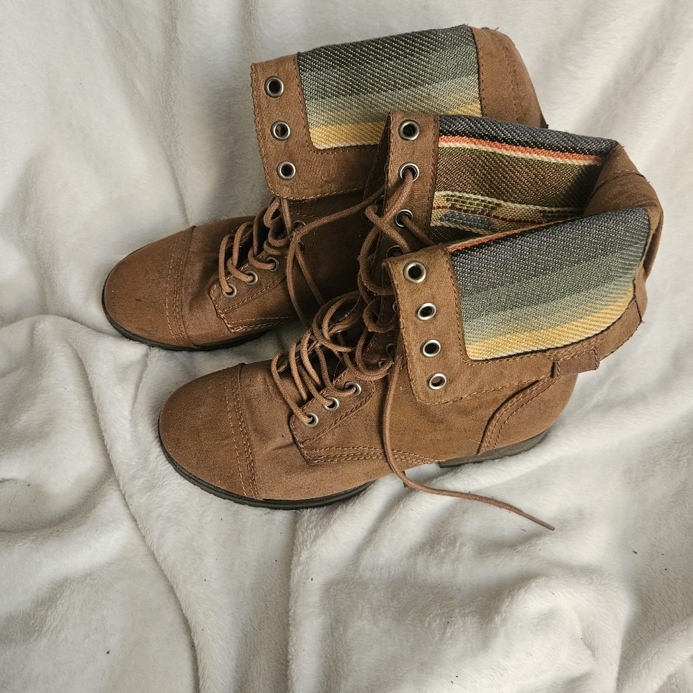 BONGO Brown Ankle Boots with Multicolor Cuff